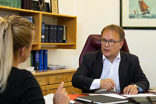 Steuerberater Jörg Boddin im Gespräch mit seiner Assistentin 